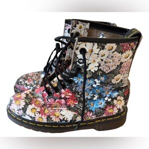 vintage ✨ 90’s Dr Martens Floral
